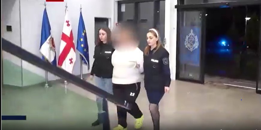 ნახეთ ვინ არიან ბებია და დედა რომლებმაც ბავშვი სასტიკად სცემეს – მძიმე დანაშაულის დეტალები და ბრალდებული დედისა და ბებიის დაკავების კადრები (ვიდეო)