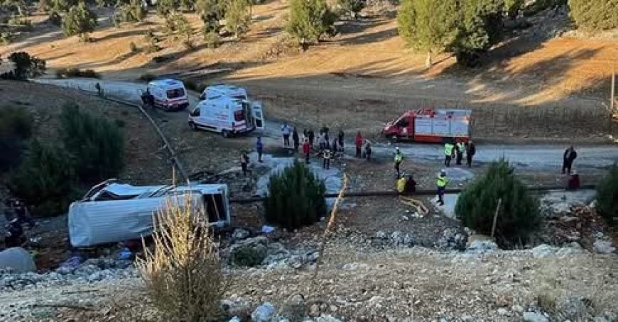 ვრცელდება უმძიმესი ავარიის კადრები, არიან გარდაცვლილები და დაშავებულები, ვიდეოში ჩანს, როგორ გადავარდა ავტობუსი თხრილში