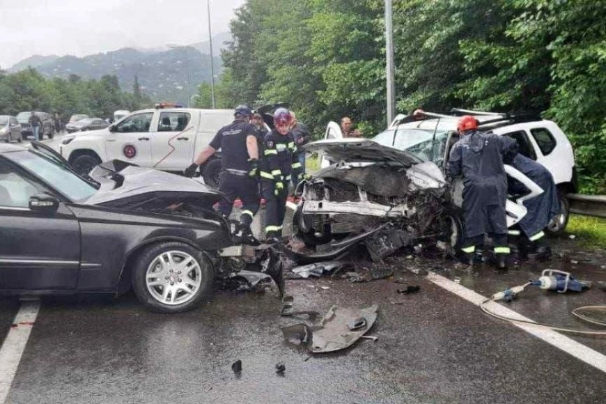 ვრცელდება უმძიმესი ავარიის კადრები, შემთხვევას მანქანაში მყოფი ყველა ადამიანი ემსხვერპლა, არიან დაშავებულებიც, სად მოხდა შემთხვევა? (ვიდეო)